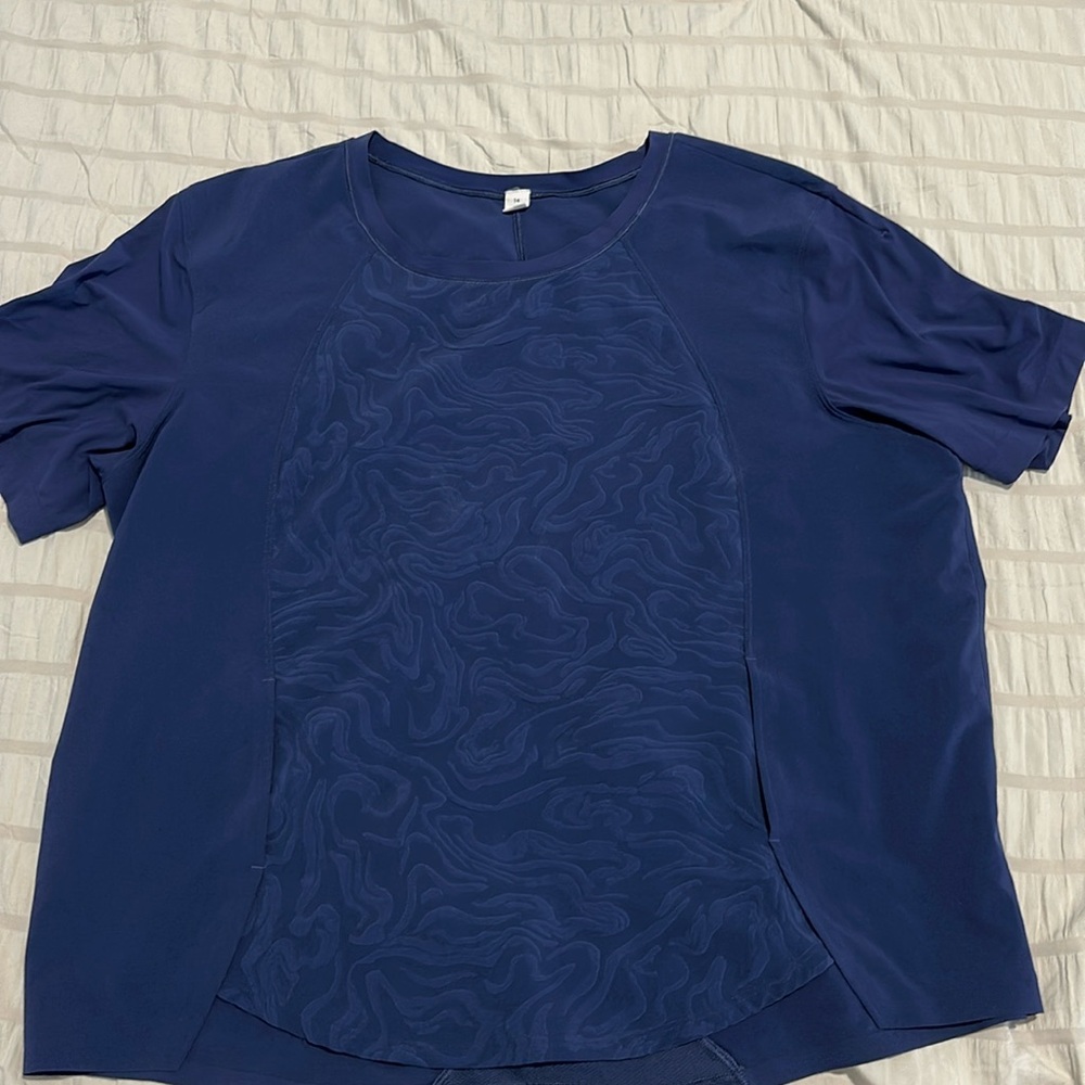 Lululemon Athletica Blue Fitted Short Sleeve, gently worn, excellent condition.
